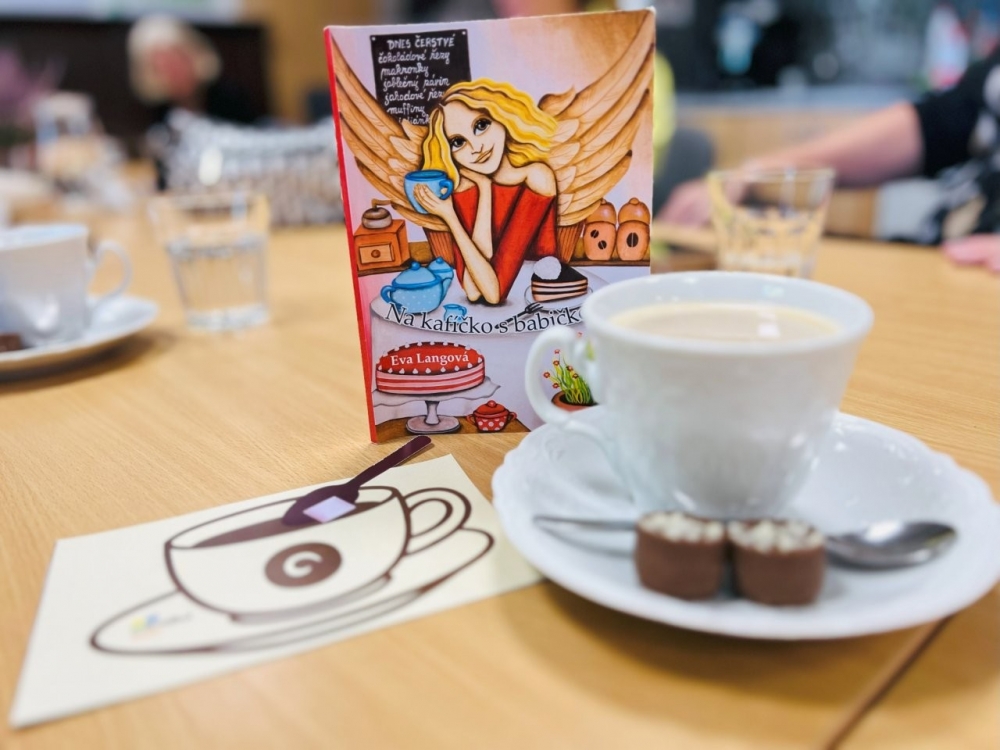 Literární vernisáž v Senior Pointu: Eva Langová představila svou knihu Na kafíčko s babičkou