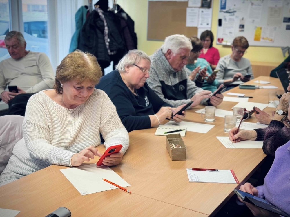 Senioři ve Vimperk se učili pracovat s umělou inteligencí