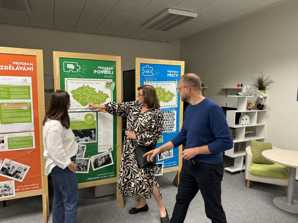 S MEZI NÁMI a s námi  v Praze